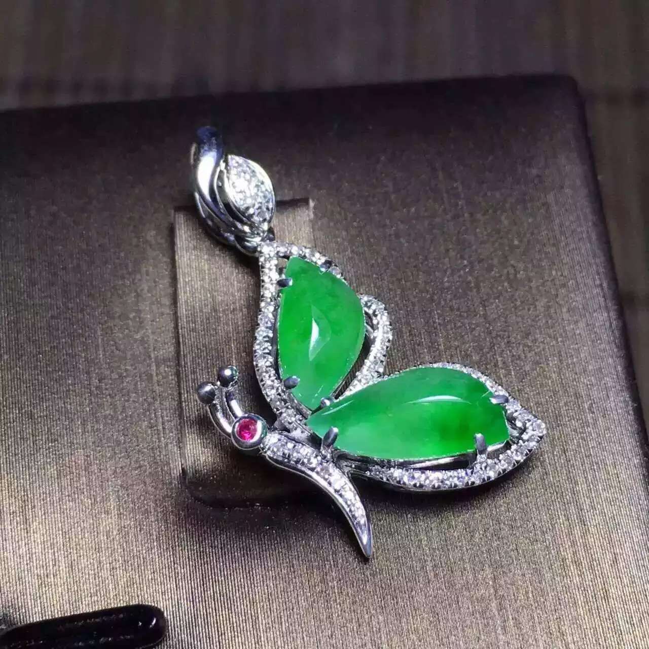 天然A货翡翠 老坑阳绿蝴蝶吊坠