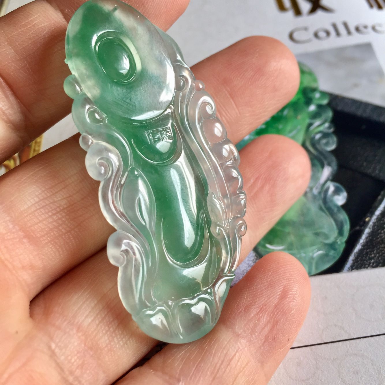 天然A货翡翠 老种辣绿动态观音