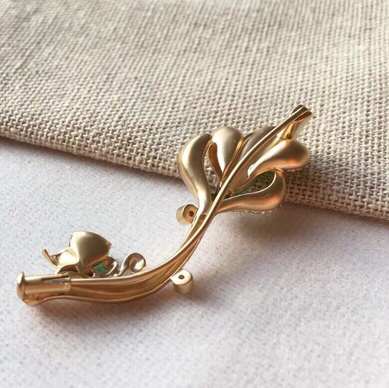 随形胸针吊坠两用款    冰种阳绿裸石 种水极好  18k黄金伴钻镶嵌 宝石相映 清新甜美  含金尺